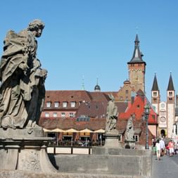 Blick von der alten Mainbrücke auf Würzburg
