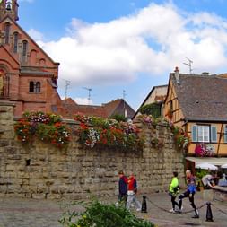 Platz im typischen elsässischen Ort Eguisheim