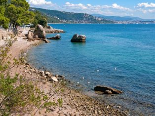 Blick auf einen Strand und das Meer