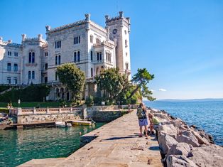 Castello di Miramare am Meer