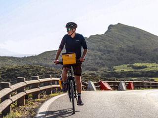 Reiseblogger fährt mit Fahrrad in Portugal