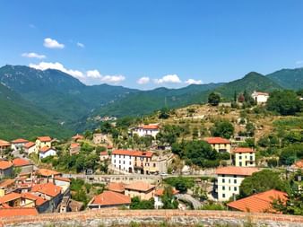 Albenga Stadt und die umliegende Hügellandschaft