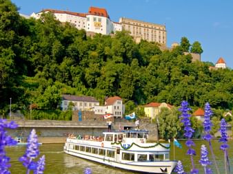 Ship in front of the enthroned Veste Oberhaus in Passau