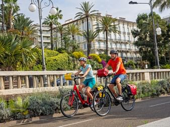 Zwei Radfahrer auf der Promenade von San Remo
