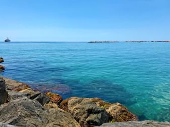 Ausblick aufs Meer mit türkisem Wasser