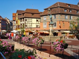 Fachwerkhäuser und blumengeschmückte Geländer in Colmar