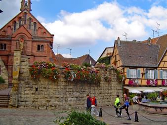 Platz im typischen elsässischen Ort Eguisheim