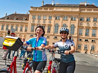 Two cyclists in front of the Museumsquartier