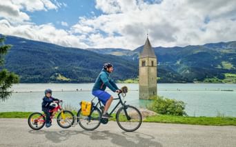 Familie am Reschensee