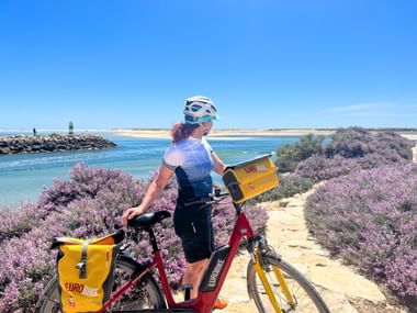 Radfahrerin in Vila Real de Santo Antonio Radfahrerin in Vila Real de Santo Antonio