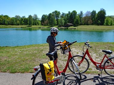Murufer Radfahrer am Ufer der Mur