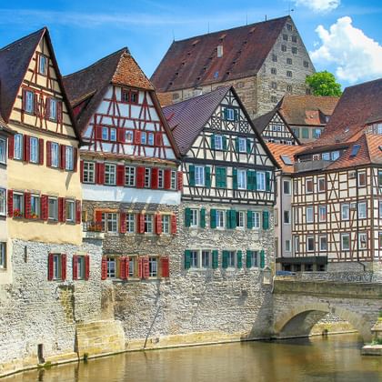 Fachwerkhäuser an einem Fluss in Schwäbisch Hall